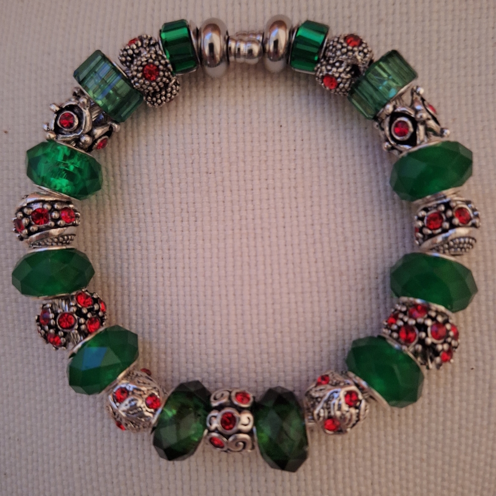 Elegant Green and Silver Beaded Bracelet
